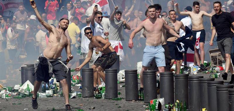 Los enfrentamientos desatados por los ultras ingleses, por tercer día consecutivo, se saldaron con un fan ingresado de gravedad.